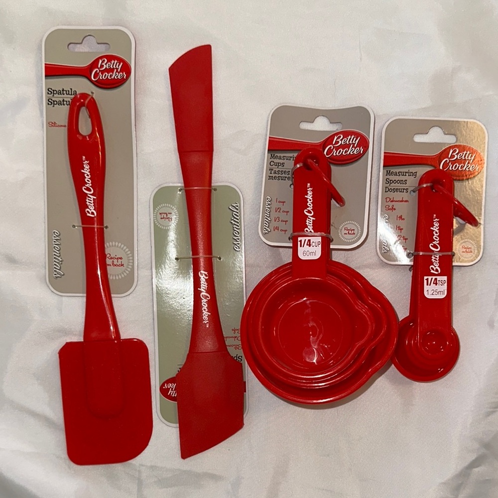 4 piece red Betty Crocker measuring baking set
